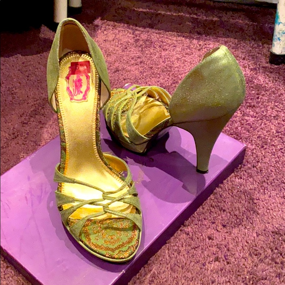 Hale’Bob Paris Los Angeles Metallic Olive Sandal